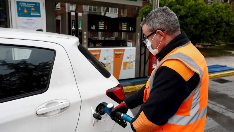 MADRID, 07/04/2020.- Un empleado de una gasolinera de Madridlena el depósito de un vehículo este martes, vigésima cuarta jornada desde que se decretase el estado de alarma para frenar la epidemia del coronavirus. EFE/Marisca