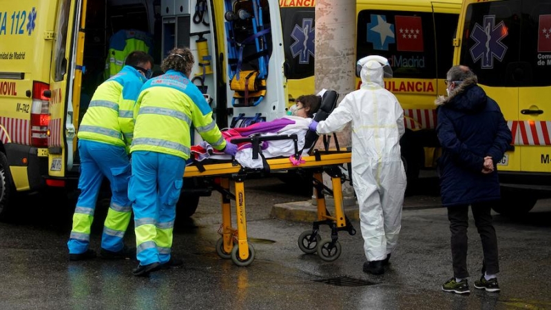 Los trabajadores de la salud empujan a un paciente en una camilla camino del Hospital 12 de Octubre en Madrid. REUTERS / Juan Medina