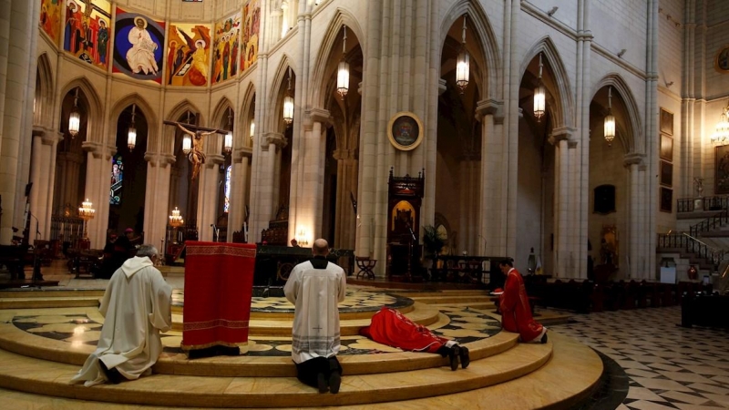 El arzobispo de Madrid, Carlos Osoro (2d), preside a puerta cerrada los oficios de este Viernes Santo en la Catedral de la Almudena, en Madrid. EFE/ Mariscal