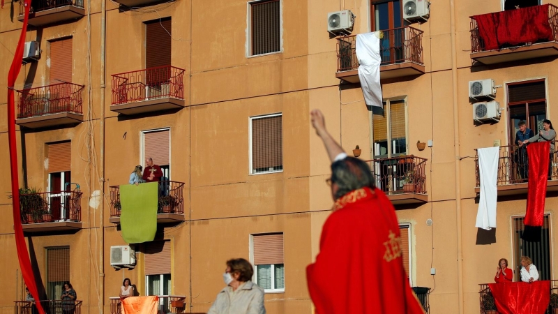 Un vecindario de Taranto celebra el Viernes Santo. REUTERS.