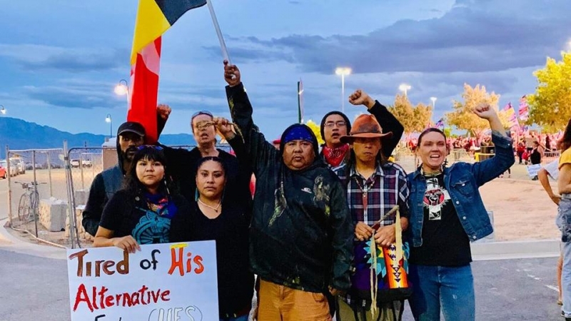 Vandee, a la derecha, en una protesta junto a un grupo de nativos. Cansados de sus hechos alternativos o mentiras.- ISA