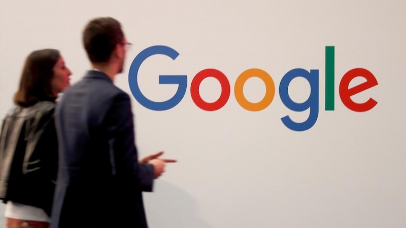 Visitantes pasan ante el logotipo de Google en las instalaciones de Viva Tech, en París. REUTERS / Charles Platiau / File Photo