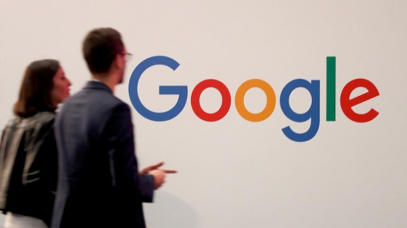 Visitantes pasan ante el logotipo de Google en las instalaciones de Viva Tech, en París. REUTERS / Charles Platiau / File Photo
