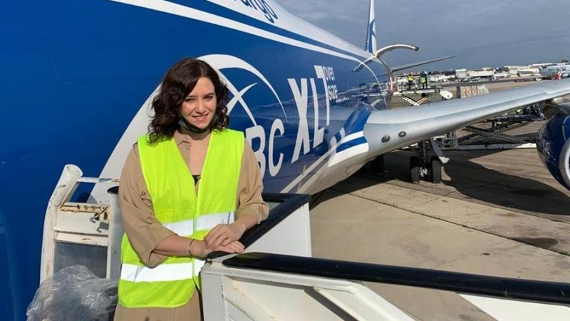 La presidenta regional, Isabel Díaz Ayuso, ha recibido este domingo en el aeropuerto de Barajas un avión de la Comunidad de Madrid .- EFE/COMUNIDAD DE MADRID