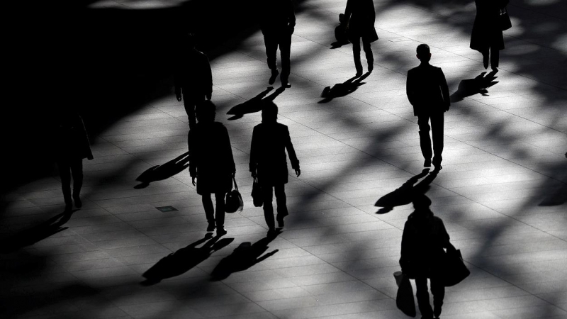 Gente caminando en el interior de un edificio en Tokio. REUTERS/Issei Kato