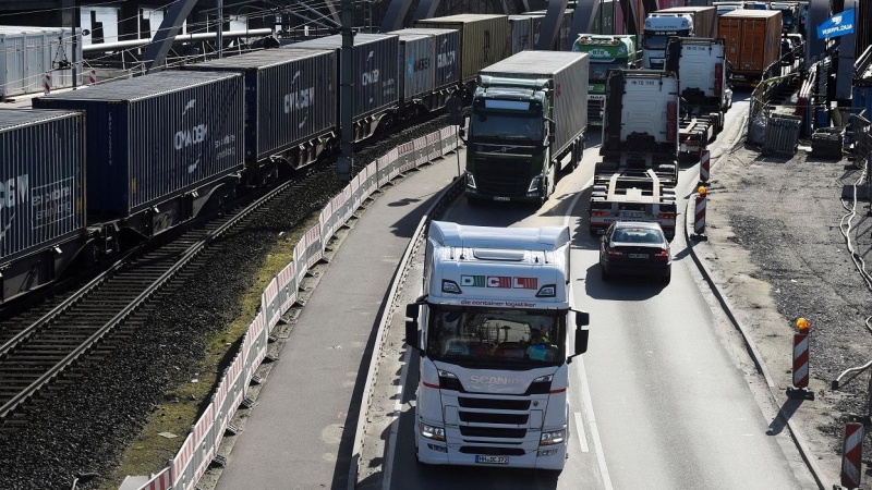 Camiones entrando en la terminal de mercancías del puerto de Hambuergo. REUTERS / Fabian Bimmer