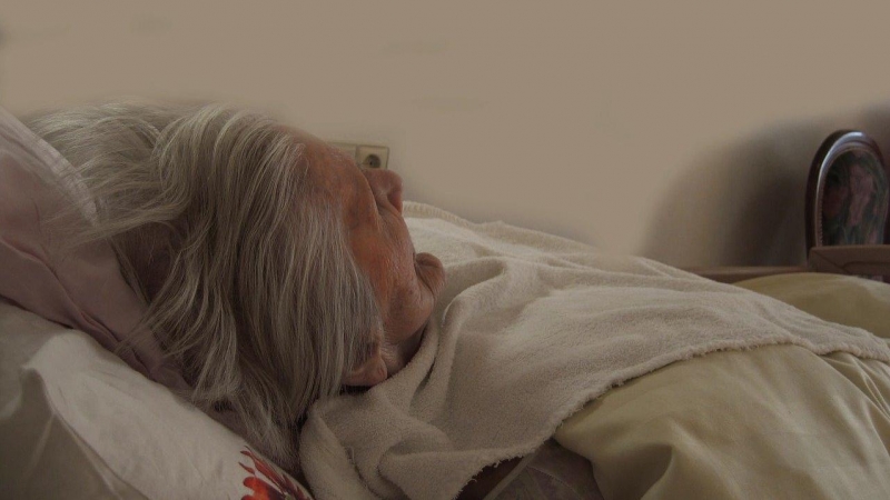 Una anciana, tumbad en una cama. PIXABAY
