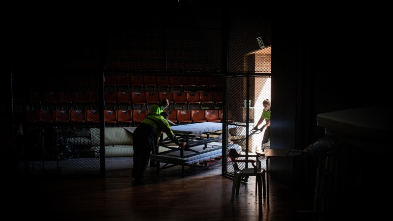 Estructures de l'Hospital de campanya muntat al pavelló esportiu de la Vall d’Hebron per a acollir pacients malalts de Covid-19 no crítics que procedeixen de l'hospital Universitari Vall d’Hebron i que són atesos amb el mateix equipament sanitari (oxigen,