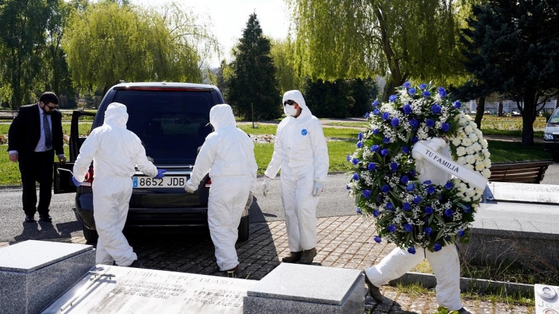 Un grupo de trabajadores entierran a una víctima en el cementerio de El Salvador, Vitoria. (REUTERS)