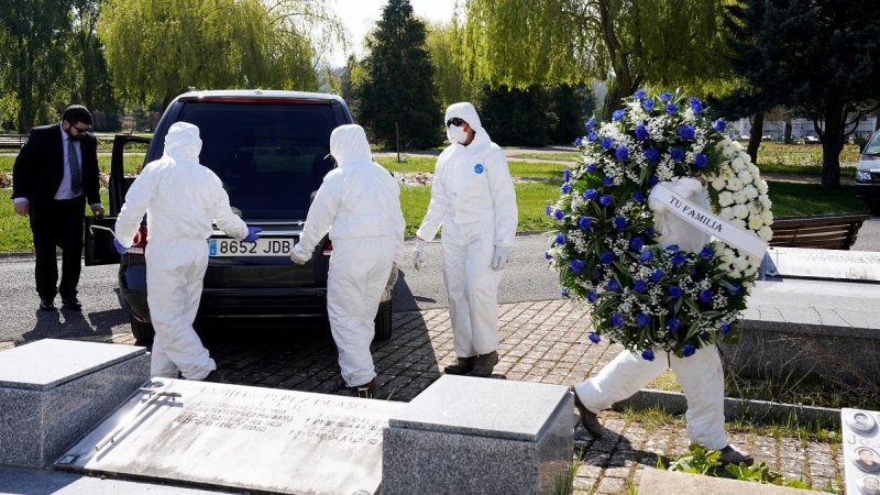 Un grupo de trabajadores entierran a una víctima en el cementerio de El Salvador, Vitoria. (REUTERS)