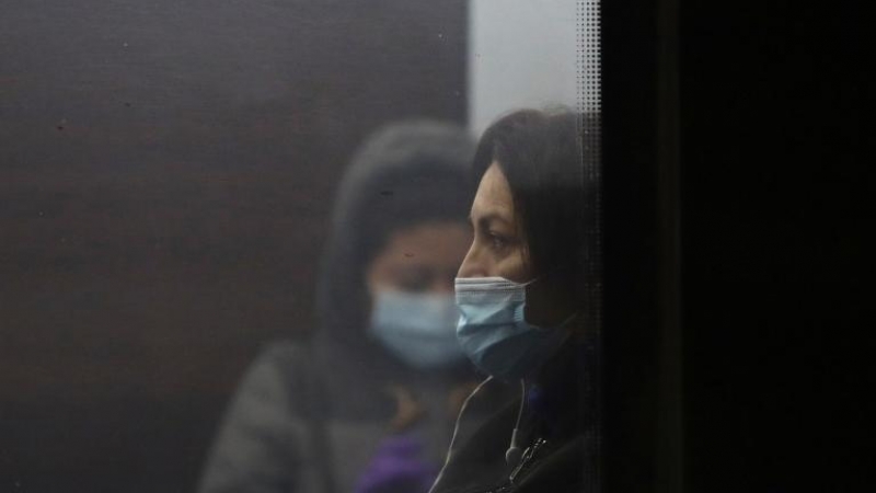 Pasajeros con mascarillas protectoras viajan en un tren durante el encierro en medio del brote de la enfermedad del coronavirus en Madrid. REUTERS / Susana Vera