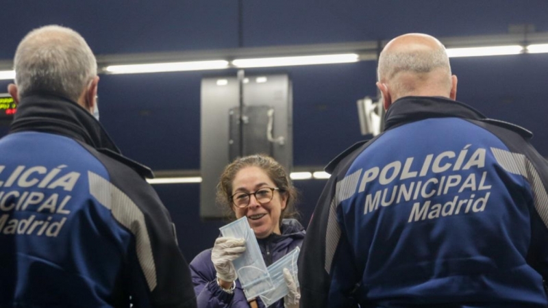 Agentes de la Policía Municipal de Madrid reparten mascarillas a los pasajeros que cogen el metro en la estación de metro de Nuevos Ministerios el día en el que se reactiva la actividad laboral no esencial en las empresas. Europa Press/Ricardo Rubio