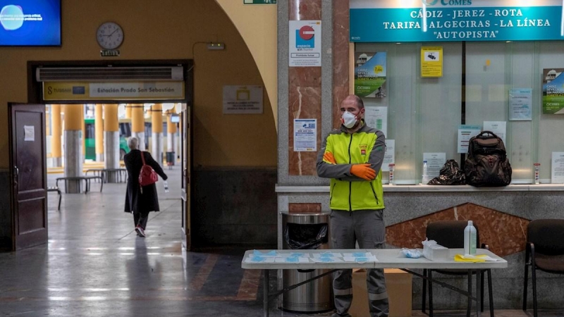 GRAFAND7350. SEVILLA, 13/04/2020.- Un trabajador del 112 repartiendo mascarillas a los viajeros que a primera hora de la mañana utilizaban los autobuses interurbanos de Sevilla para su traslado a los puestos de trabajo. El reparto de 1,87 millones de masc
