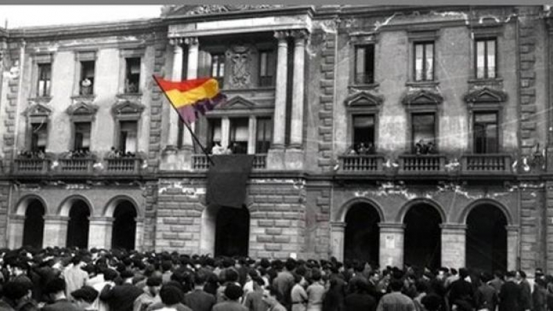 1931-04-14. Izada de la bandera republicana desde el balcón del Ayuntamiento.- AYUNTAMIENTO DE EIBAR