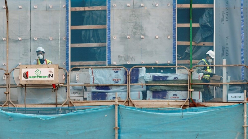 13/04/2020.- Trabajadores del sector de la construcción, este lunes en una obra de Oviedo. El presidente de la Confederación Asturiana de la Construcción (CAC-Asprocon), Joel García, ha afirmado hoy que ve con 'preocupación' el impacto que tendrá en el se