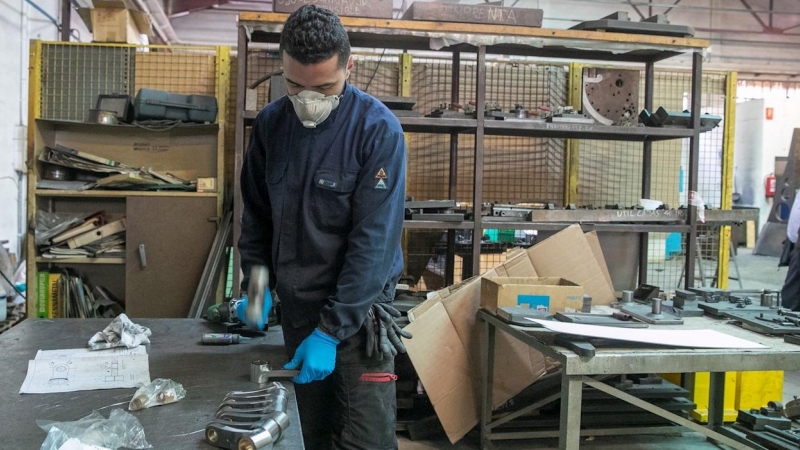 13/04/2020.- Un obrero trabaja en un taller en Zaragoza. / EFE - JAVIER CEBOLLADA