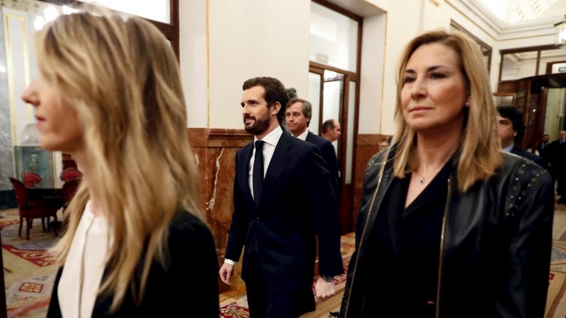 El líder del PP, Pablo Casado, a su salida del pleno celebrado en el Congreso de los Diputados para aprobar una nueva prórroga del estado de alarma. EFE/Mariscal