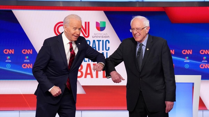 Joe Biden y Bernie Sanders se saludan antes de un debate en Washington el pasado 15 de marzo. REUTERS
