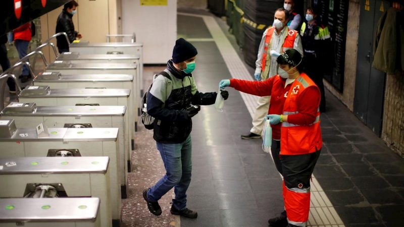 Repartiment de mascaretes al Metro de Barcelona. EFE / MARTA PÉREZ.