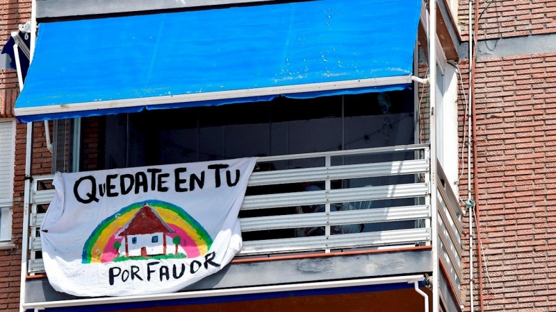 15/03/2020.- Vista del balcón de una vivienda en una calle de Almería este domingo, durante el confinamiento decretado por el Estado de Alarma debido al coronavirus. EFE/Carlos Barba