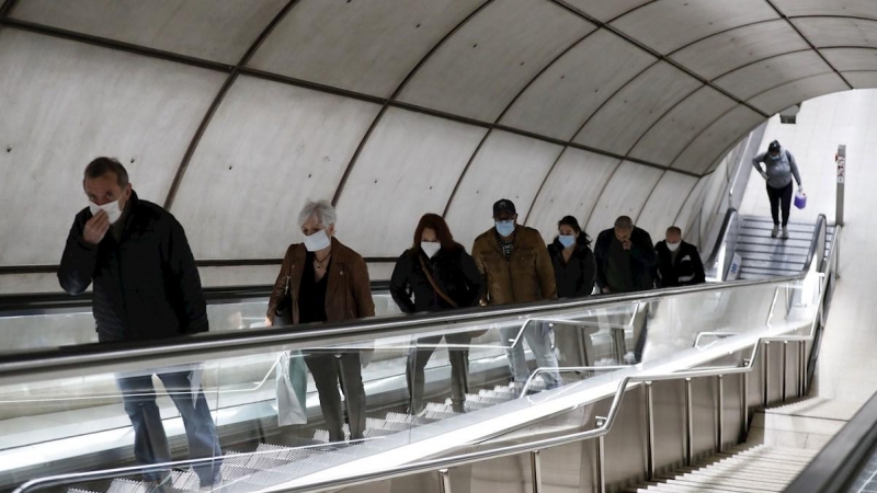 Todos los viajeros del metro de la capital vizcaína tras recibir mascarillas este martes, en el primer día laboral en el País Vasco después de las vacaciones de Semana Santa, durante la pandemia del coronavirus.EFE/LUIS TEJIDO