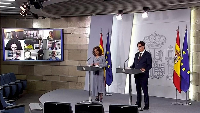 Captura de la señal institucional de Moncloa de los ministros Portavoz, María Jesús Montero y de Sanidad, Salvador Illa, durante la rueda de prensa posterior a la reunión del Consejo de Ministros. EFE