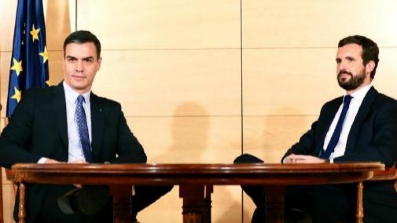 El presidente del Gobierno, Pedro Sánchez, y el líder del PP, Pablo Casado en un encuentro en el mes de diciembre de 2019. .EFE