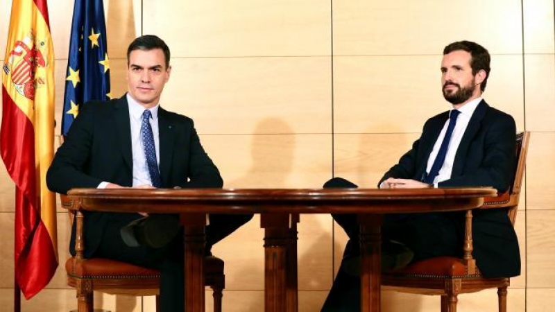 El presidente del Gobierno, Pedro Sánchez, y el líder del PP, Pablo Casado en un encuentro en el mes de diciembre de 2019. EFE