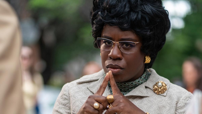 El tercer episodio saca al centro del terreno de juego a Shirley Chisholm (Uzo Aduba), la primera candidata de color en la carrera a la Casa Blanca. /HBO