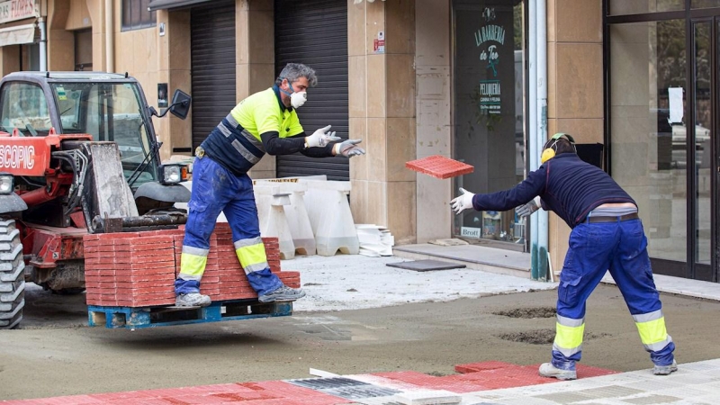 14/04/2020 - Trabajadores de la construcción en La Rioja. / EFE - RAQUEL MANZANARES