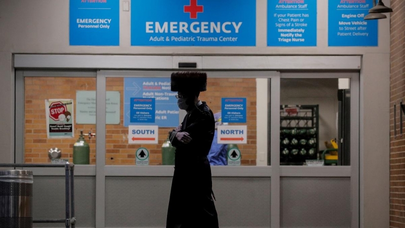 Un hombre camina en un hospital de Brooklyn, en Nueva York (EEUU). REUTERS
