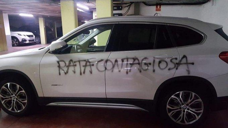 Pintada en el coche de una médica. EFE