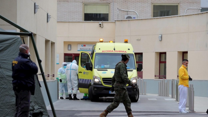 Una ambulancia llega al Hospital del Gregorio Marañón. EFE/Juanjo Martín/Archivo