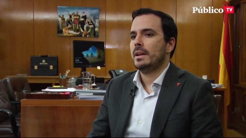 El ministro de Consumo, Alberto Garzón, durante la entrevista en su despacho. /PÚBLICO TV