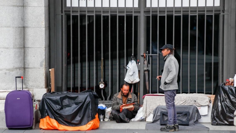 Dos hombres sin hogar durante el primer día de la cuarta semana de estado de alarma decretado por el Gobierno para combatir el coronavirus, en Madrid.  Europa Press / Óscar J.Barroso