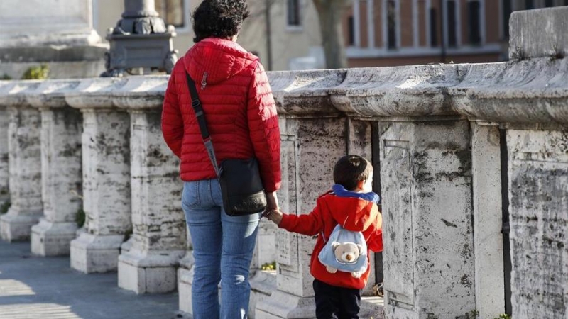 Niño paseando confinamiento