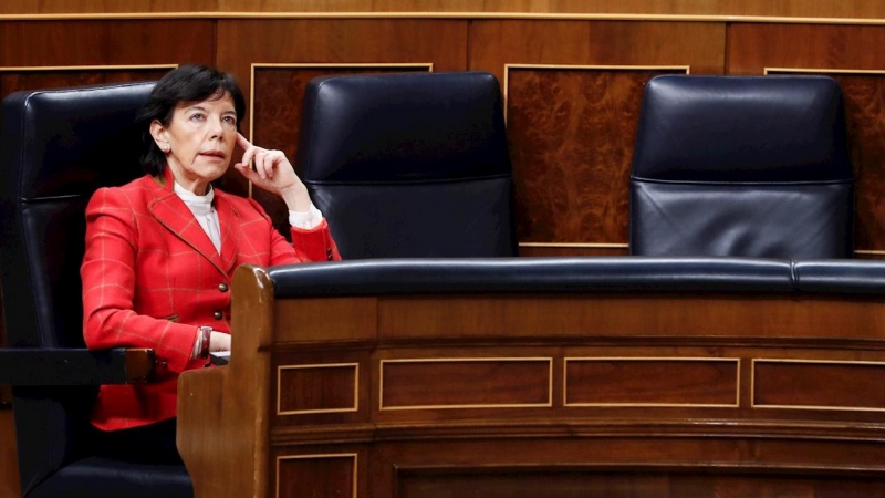 15/04/2020.- La ministra de Educación, Isabel Celaá durante la primera sesión de control al Ejecutivo celebrada en el Congreso desde que se declaró el estado de alarma. EFE/Ballesteros