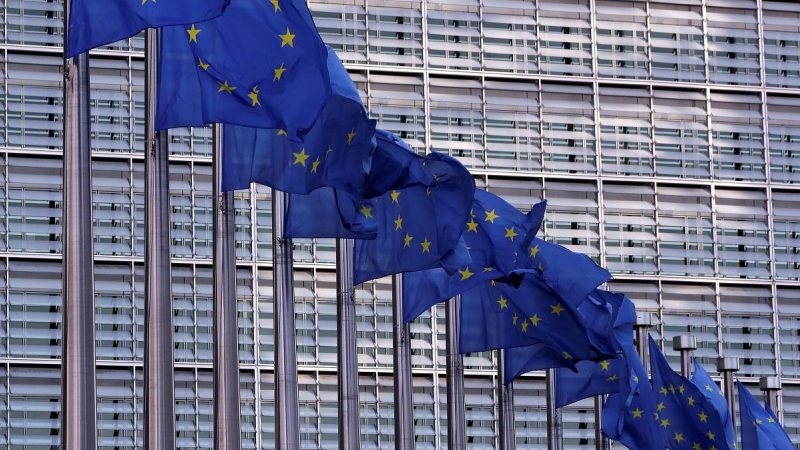 Banderas de la Unión Europea ondean frente a la sede de la Comisión Europea en Bruselas. REUTERS/Yves Herman