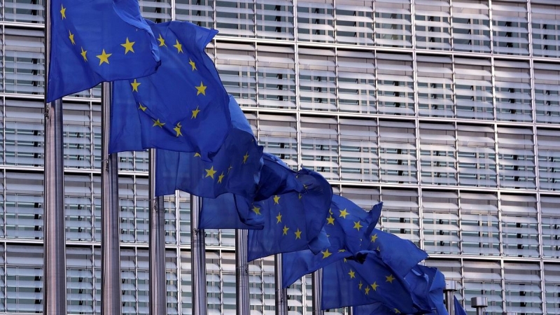 Banderas de la Unión Europea ondean frente a la sede de la Comisión Europea en Bruselas. REUTERS/Yves Herman