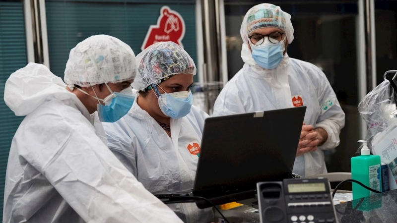 15/04/2020.-Profesionales sanitarios realizan su trabajo con enfermos de la COVID en la UCI del hospital del Mar de Barcelona. / EFE
