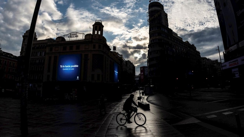 10/04/2020.- Una persona en bicicleta transita entre la plaza de Callao y Gran Vía en Madrid. / EFE - RODRIGO JIMÉNEZ
