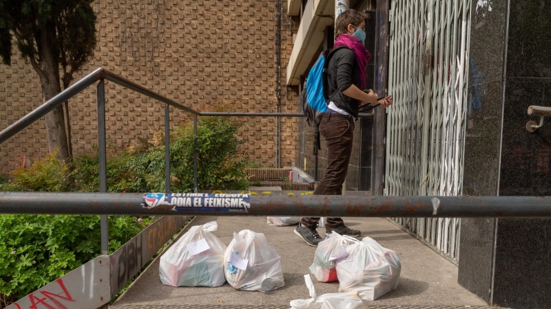 Una voluntaria de la Red de Cuidados Antirracistas lleva comida al domicilio de personas migrantes vulnerables durante el estado de alarma por el coronavirus.-MANU MITRU (CEDIDA)