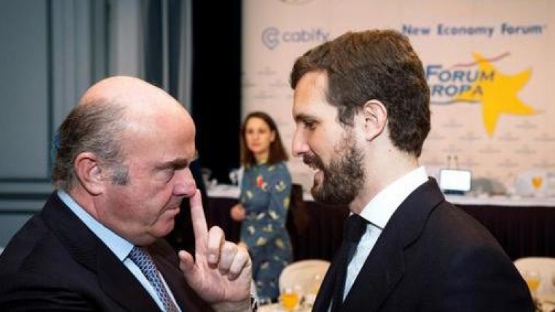 Luis de Guindos, vicepresidente del Banco Central Europeo, conversa con Pablo Casado en un acto del Fórum Europa. Luca Piergiovanni EFE