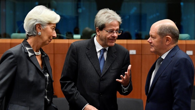 La presidenta del BCE, la francesa Christine Lagarde, con el comisario europeo de Economía, el italiano Paolo Gentiloni, y el ministro alemán de Finanzas, Olaf Scholz, en una reunión del Ecofín en enero pasado. AFP/John Thys