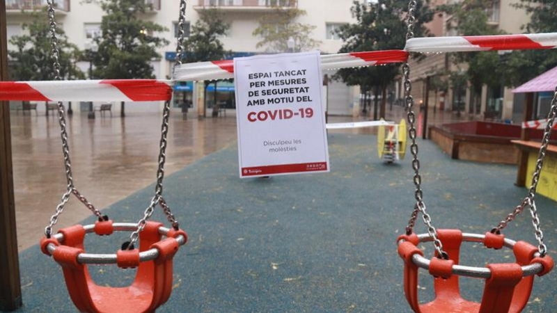 Un cartell anuncia el tancament d'un parc infantil, en una plaça de Tarragona.