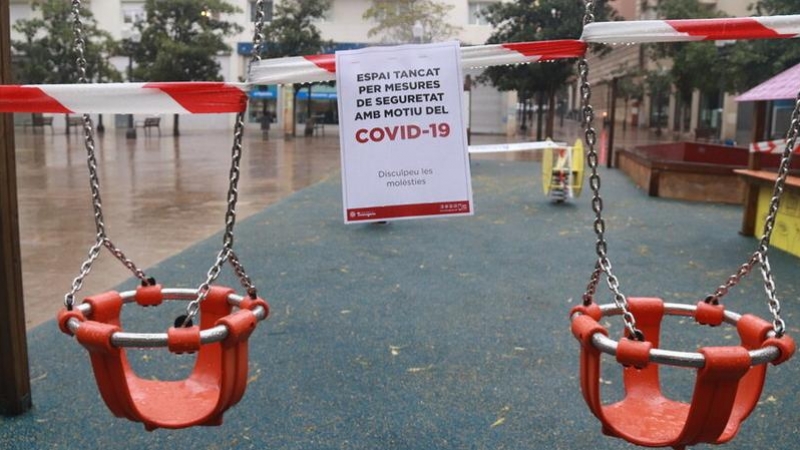 Un cartell anuncia el tancament d'un parc infantil, en una plaça de Tarragona.