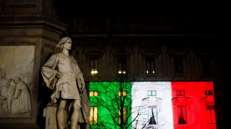 Imagen de una bandera italiana proyectada en Milán. REUTERS
