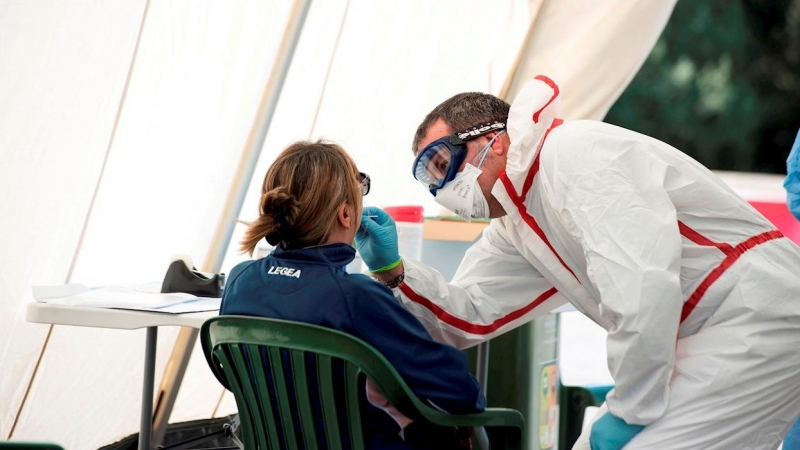 16/04/2020 .- Una mujer se hace un test rápido para detectar el COVID-19 en el centro sanitario Canal Salat, de Ciutadella, Menorca, EFE/David Arquimbau Sintes/Archivo