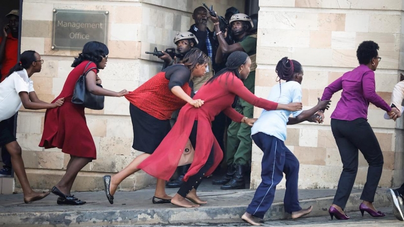 El fotógrafo Dai Kurokawa ganó el premio SPOT NEWS con una imagen de unas mujeres que son evacuadas mientras los agentes de seguridad buscan atacantes durante un tiroteo y explosiones en curso en Nairobi, Kenia. EFE / DAI KUROKAWA