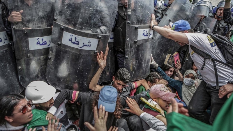 Primer premio de la categoria Spot news de la Word Press Photo, Choque con la policía durante una manifestación antigubernamental, de Farouk Batiche. EFE/ Farouk Batiche